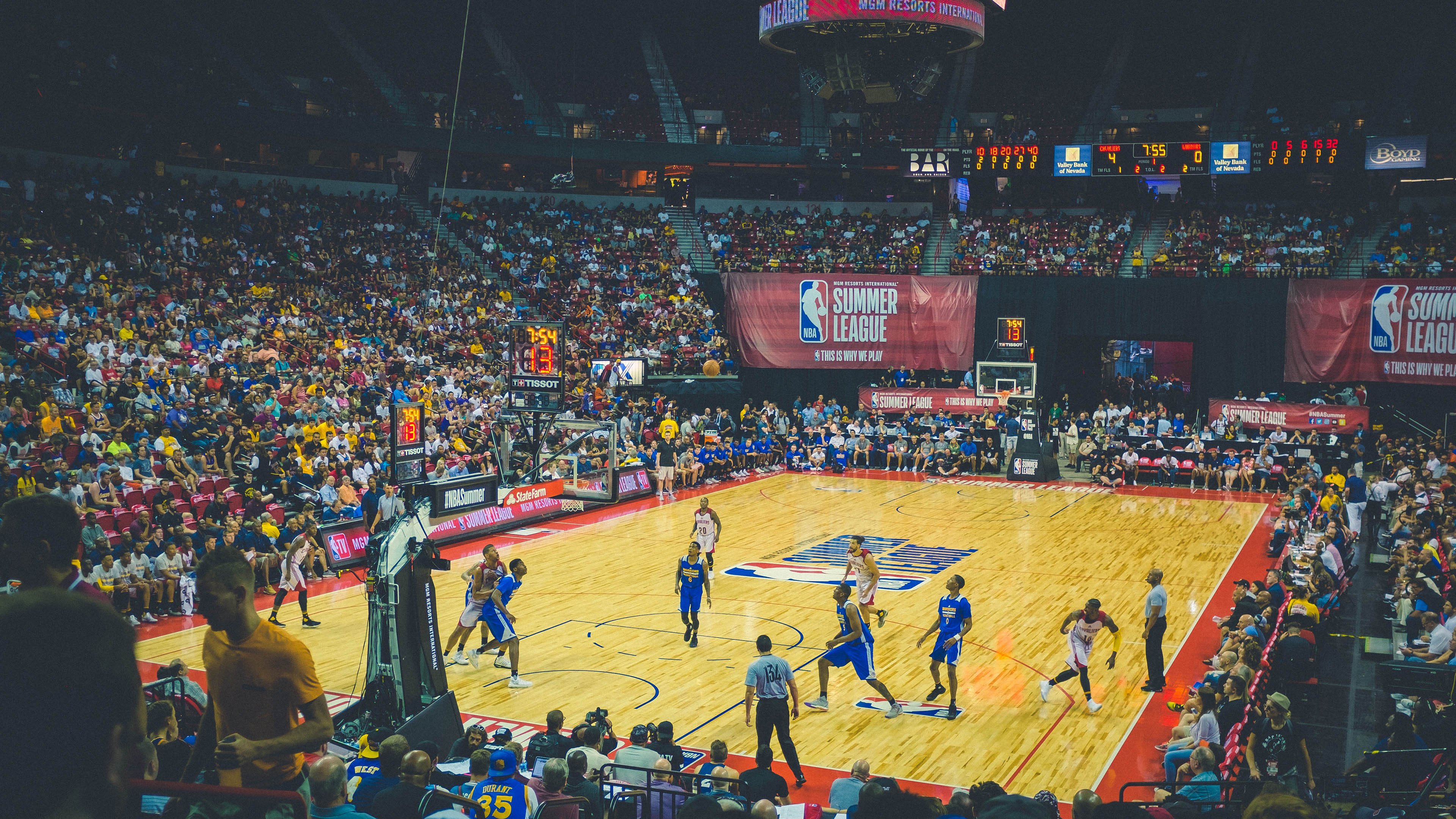 开云体育世界杯-国王鏖战魔术，利拉德在NBA季后赛接管比赛的传奇时刻